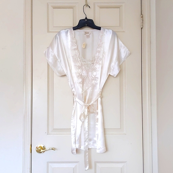 NWT. Victoria's Secret Cream Satin Embroidery and Lace Cami and Robe Set. - Picture 3 of 10